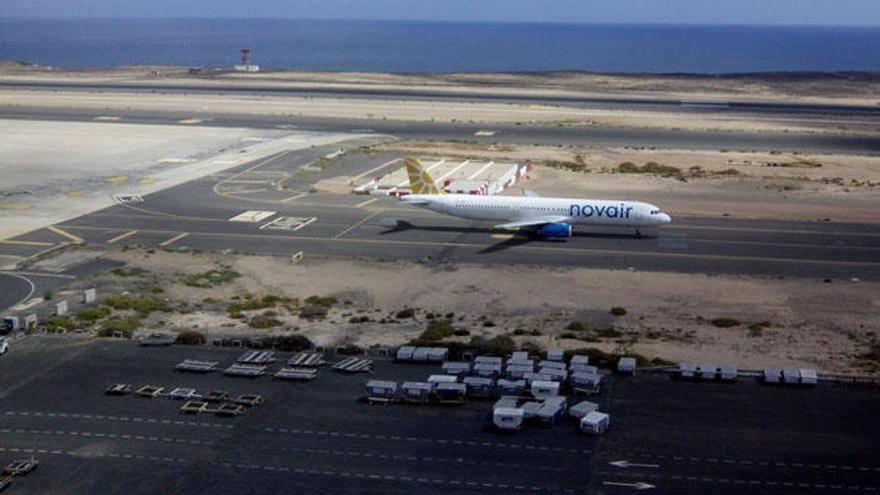 Imagen del aparato de Novair tras aterrizar en el aeropuerto majorero, ayer.