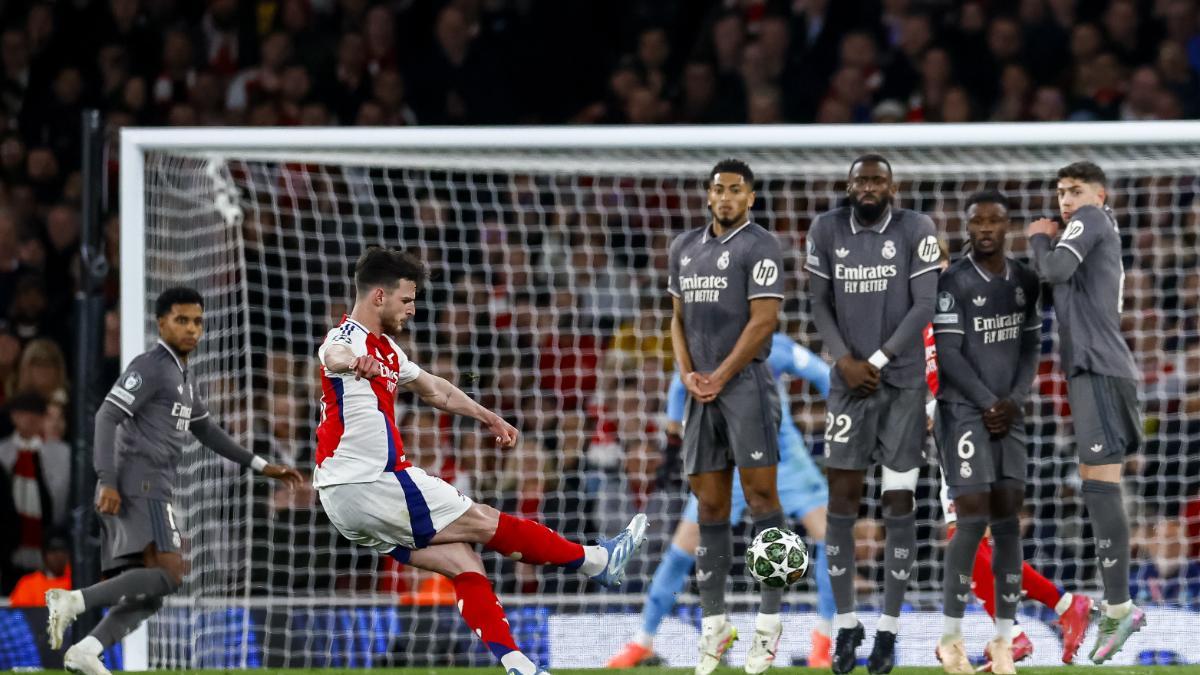 Declan Rice of Arsenal (L) takes a free kick to score the 1-0 goal during the UEFA Champions League quarter-final 1st leg match between Arsenal FC and Real Madrid in London, Britain, 08 April 2025. (Liga de Campeones, Reino Unido, Londres) EFE/EPA/TOLGA AKMEN