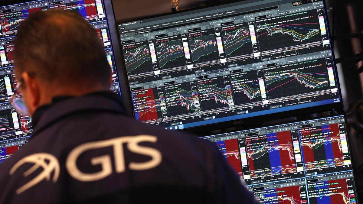 Operadores trabajan en el parqué de la Bolsa de Valores de Nueva York (NYSE) al inicio de la sesión bursátil el 23 de mayo de 2025 en la ciudad de Nueva York. Las acciones de Wall Street abrieron a la baja el 23 de mayo tras la apertura de la sesión bursátil. El S&P 500 bajó un 1,2 % después de que el presidente estadounidense, Donald Trump, advirtiera sobre aranceles del 50 % a los productos de la UE y del 25 % a los de Apple.