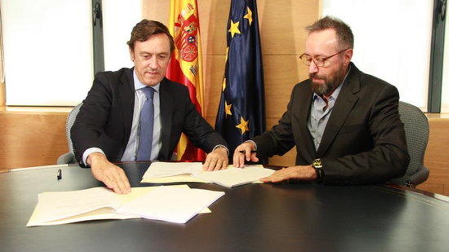 Rafael Hernando i Joan Carles Girauta han signat l&#039;acord.