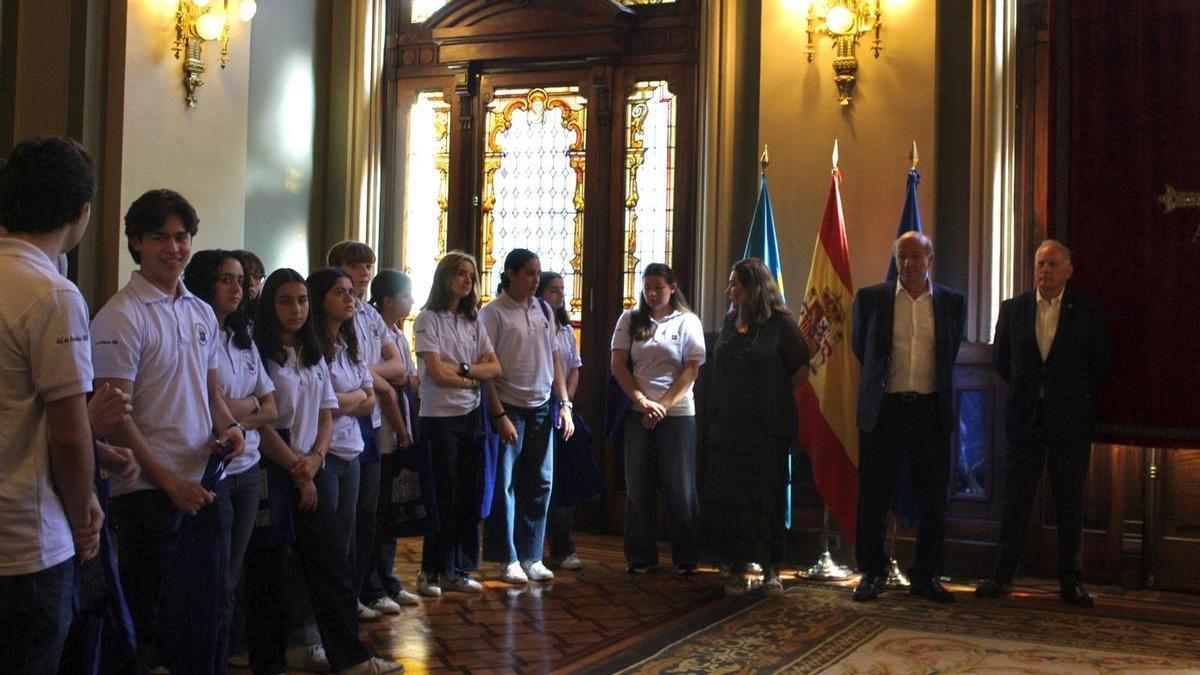 Jóvenes mexicanos visitando la Junta General