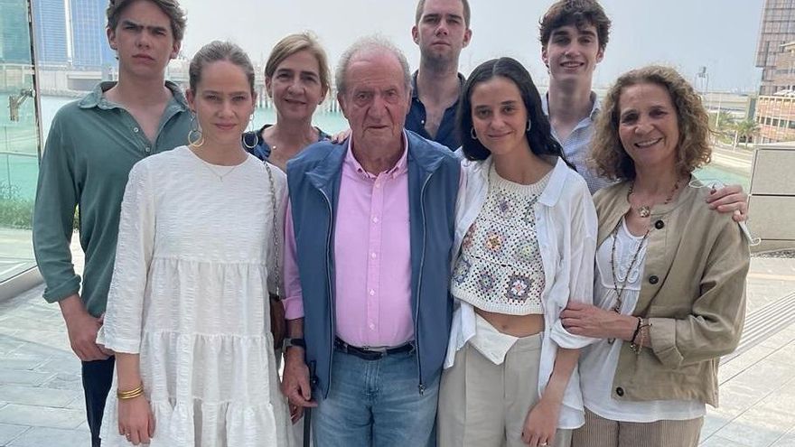 DON JUAN CARLOS RECIBE EN ABU DABI A SUS HIJAS, LAS INFANTAS CRISTINA Y ELENA, JUNTO CON SUS NIETOS