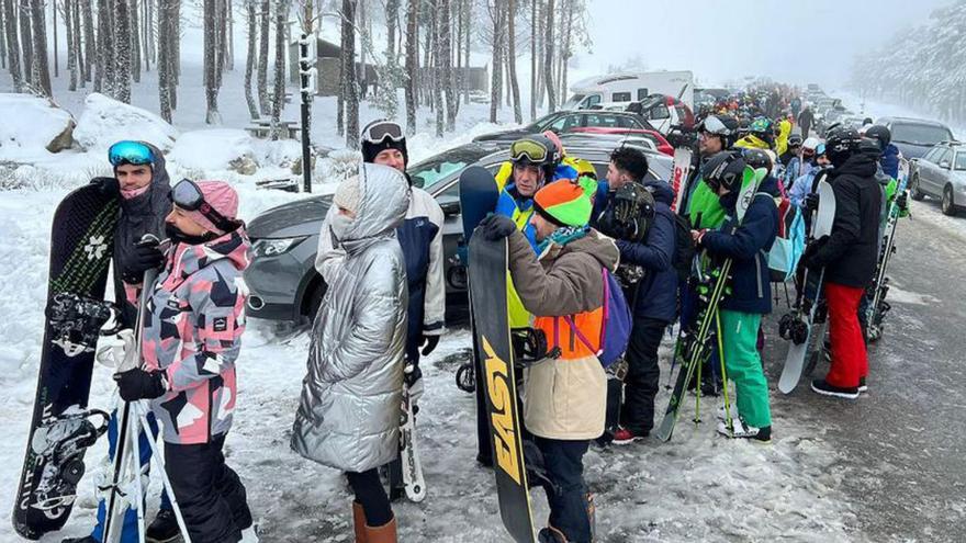 La nieve atrae a centenares de esquiadores en una jornada apacible en Manzaneda