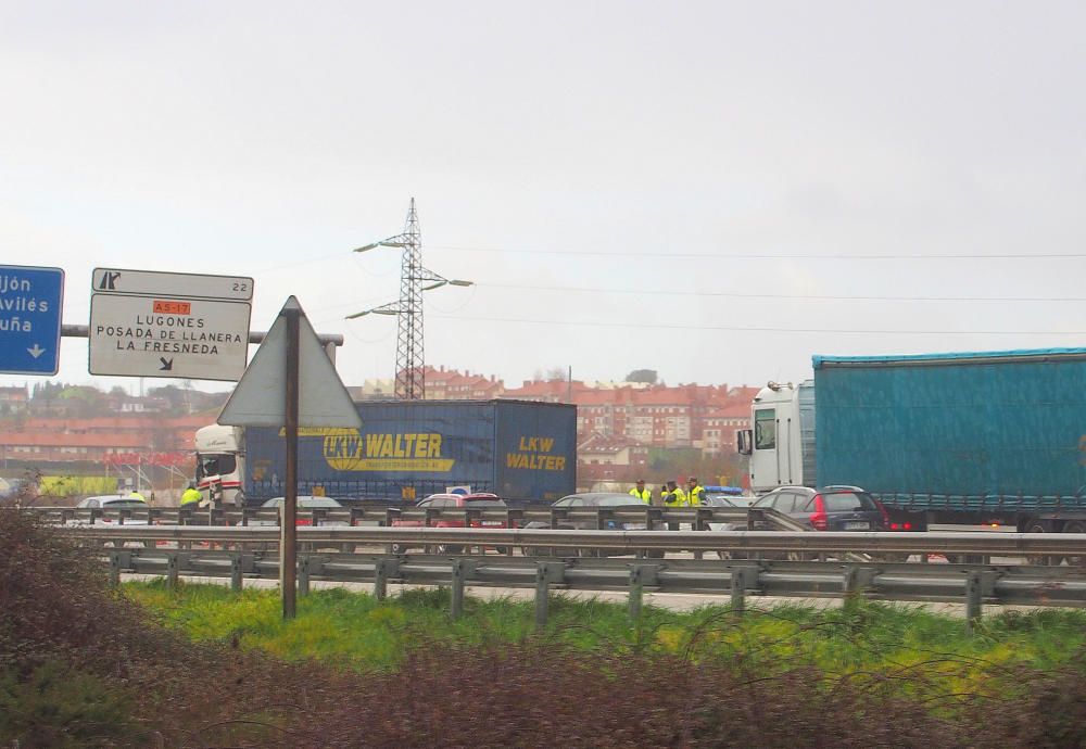 Un accidente múltiple en la "Y" provoca retenciones kilométricas