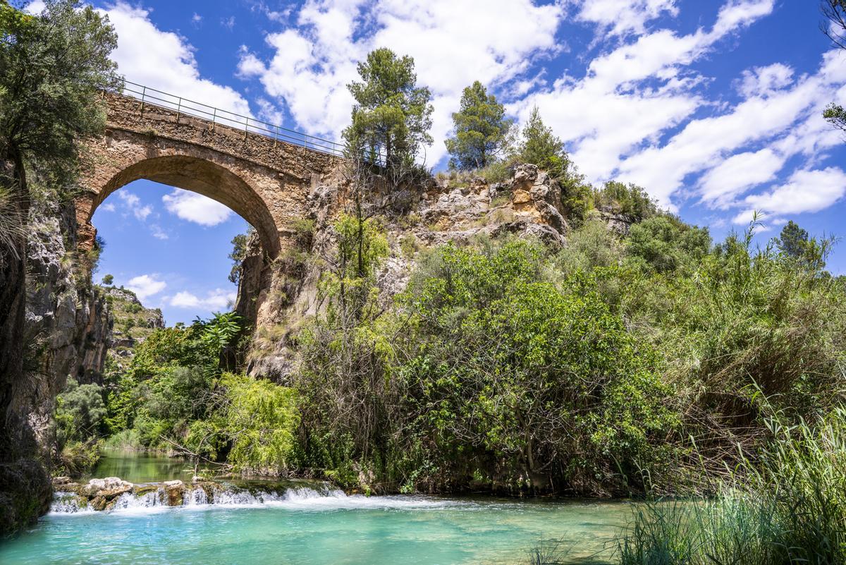 Puente de piedra antiguo de La Puente Alta sobre el río Turia