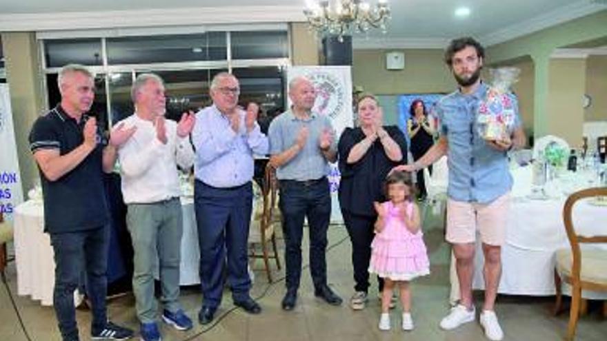 Sergio, con su hija, tras recibir el premio de los peñistas a su trayectoria en la convención. |  // EUGENIO ÁLVAREZ