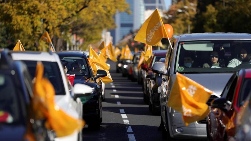 Miles de vehículos llenan las calles de más de 50 ciudades contra la ley Celaá