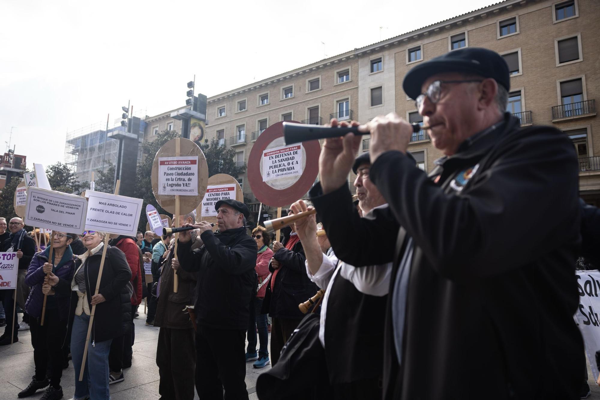 En imágenes | Los zaragozanos no fallan a su cita en el Tío Jorge por la Cincomarzada