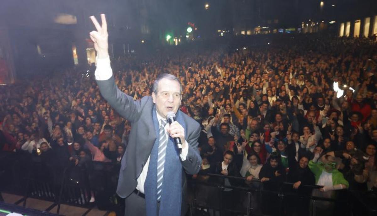 Abel Caballero ante los miles de sistentes antes del concierto.  // Ricardo Grobas