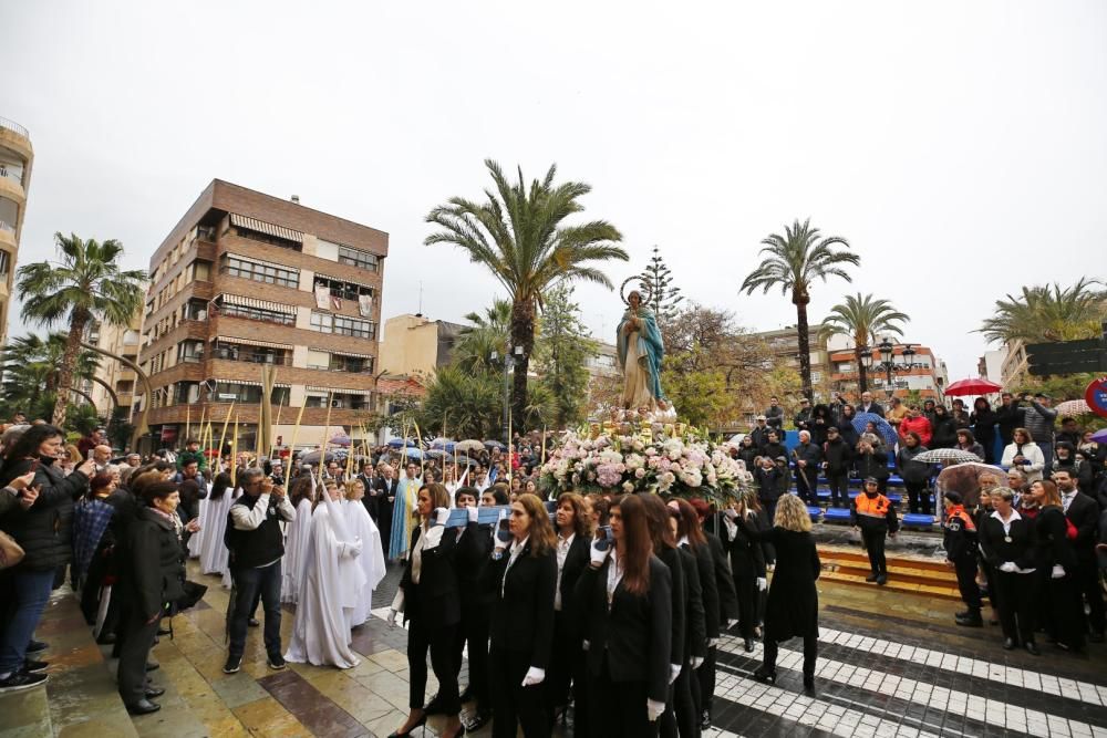 Pese a la fina lluvia que caía a primera hora de la mañana la procesión de Domingo de Resurección pudo celebrar el tradicional Encuentro en las cuatro esquinas