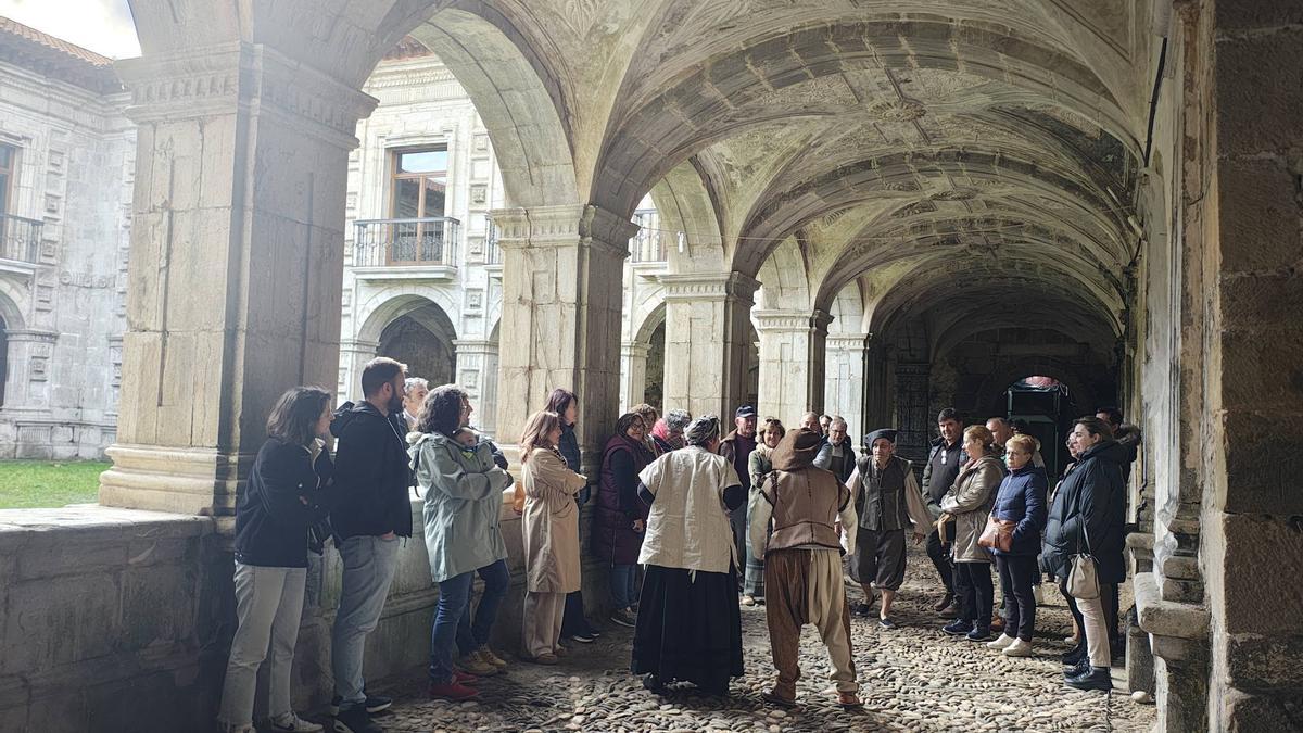 Visitantes en la última jornada de puertas abiertas del monasterio de Cornellana.