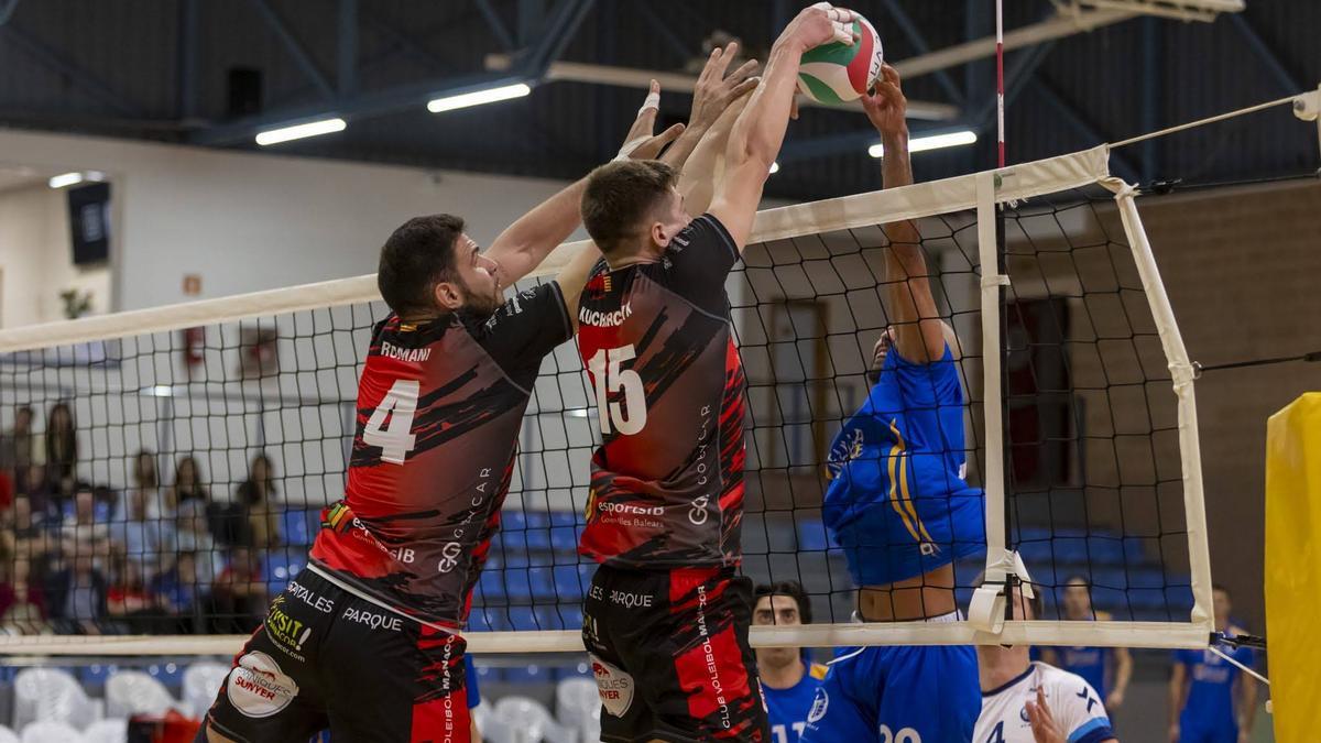 Romaní y Kucharczyk, en un bloqueo en el partido de pretemporada ante el Melilla