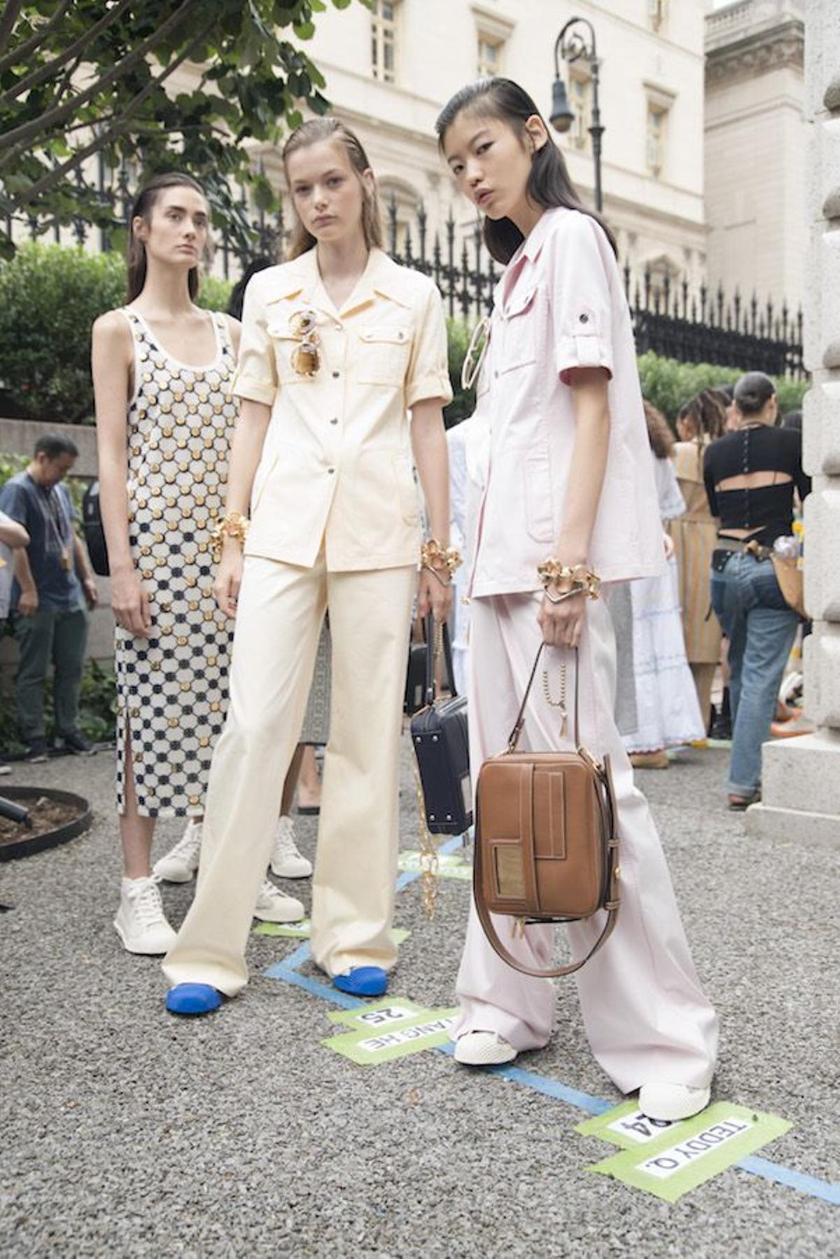 'Extralong pants' en el backstage de Tory Burch