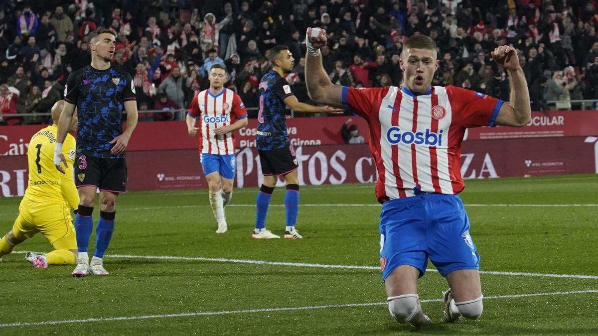 Dovbyk celebra un dels tres gols al Sevilla