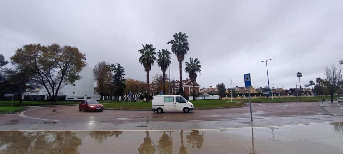 La rotonda de entrada a Las Vaguadas despejada del agua que se había acumulado.