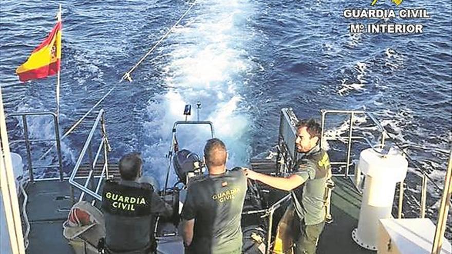 Rescatado un barco a la deriva en Peñíscola con una pareja y un niño