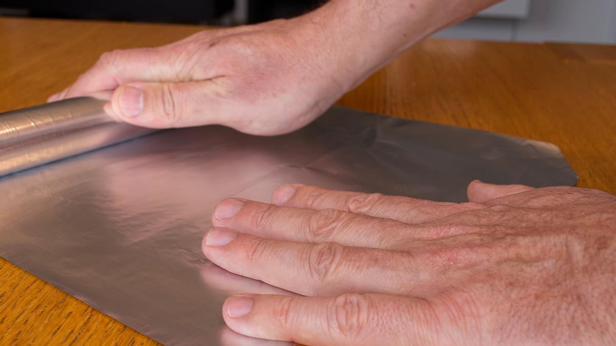 Enrollar papel de aluminio en los pies: el motivo por el que más gente lo hace