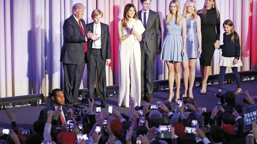 La familia Trump, al completo, en el discurso tras conocer su victoria. Abajo, Melania Trump. // Reuters