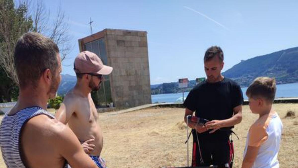 Preparativos sobre la arena para practicar kitesurf.