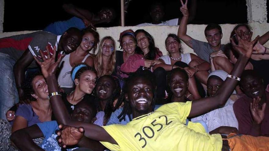 Dia Mamadou, con una camiseta con el número 3052, en su pueblo natal de Senegal, Gandiol.