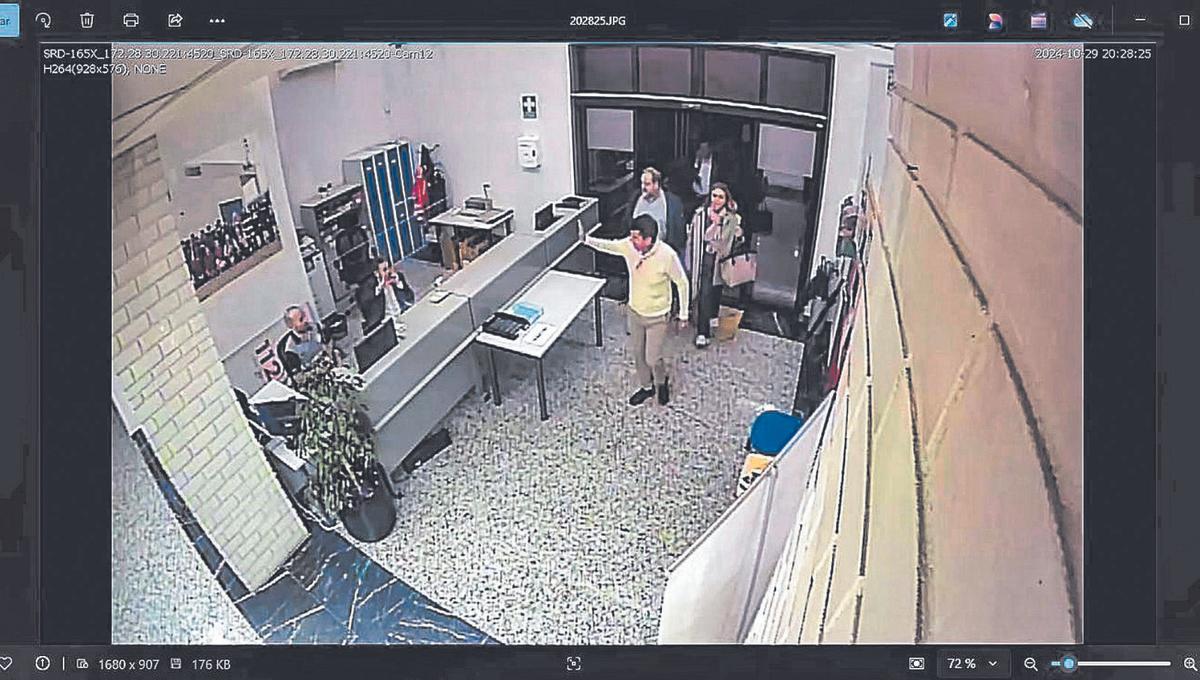 Mazón, a su llegada al Cecopi, la noche del 29-O, en una imagen registrada en las cámaras del 112