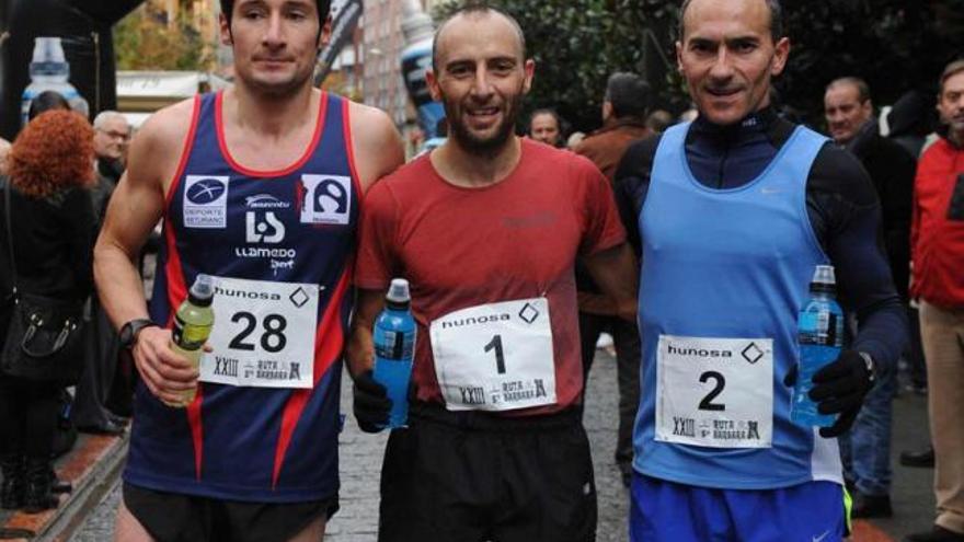 José Luis Capitán, entre Javier Murujosa, a la derecha, y Rodrigo Rodríguez.