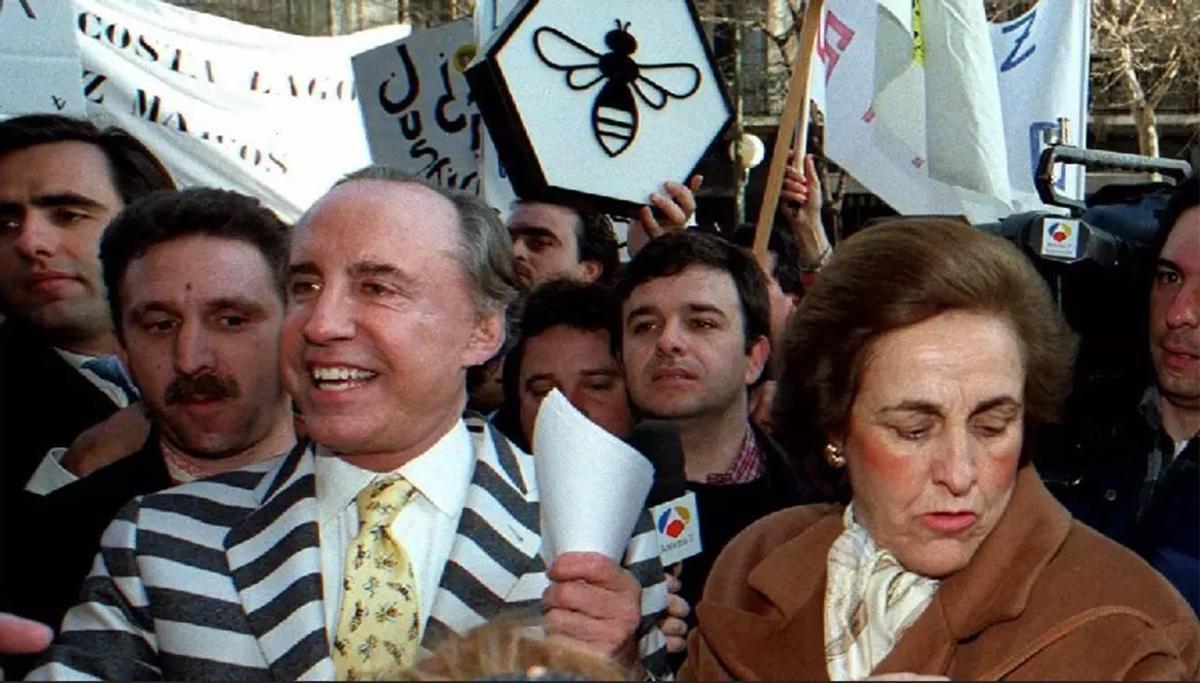 Teresa Rivero junto a su marido, el ya fallecido ex presidente de Rumasa, vestido con traje de presidiario. / EFE