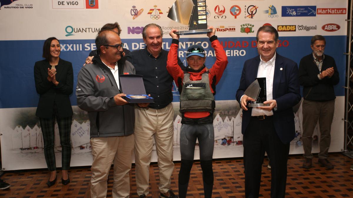 Fernando González, con el trofeo de ganador.