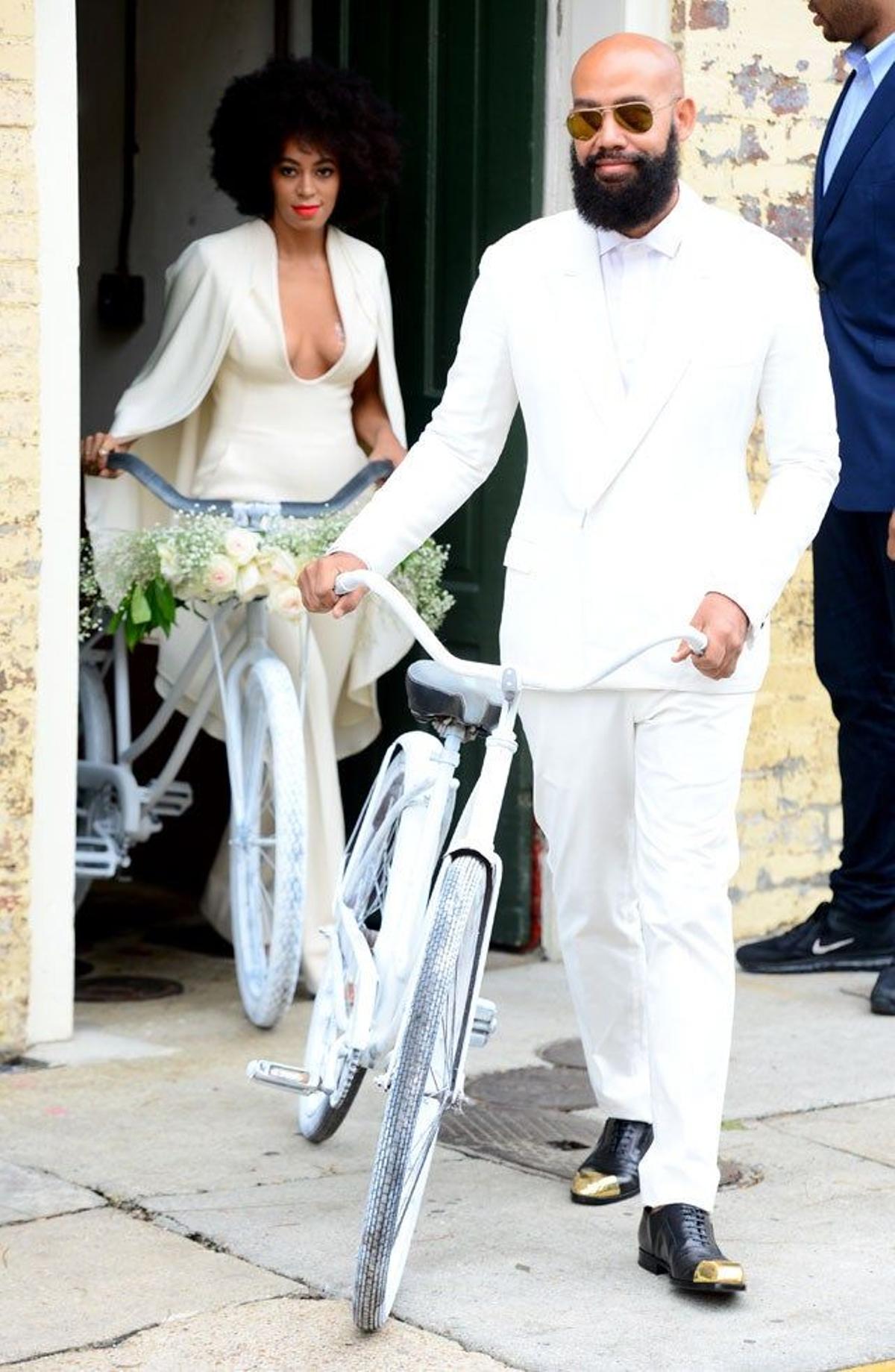 Solange Knowles y Alan Ferguson van en bici a su boda
