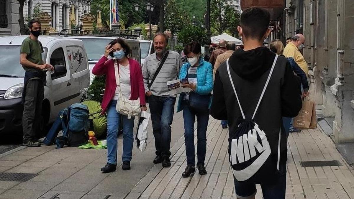 Personas con y sin mascarilla en las calles de Oviedo.