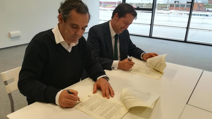 Vicente García Domínguez y Fernando Masaveu durante la firma del convenio