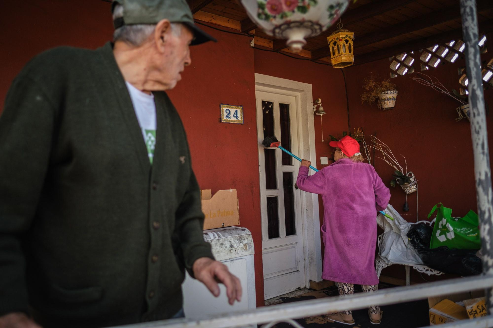 Regreso a casa de vecinos afectados por el volcán de La Palma.