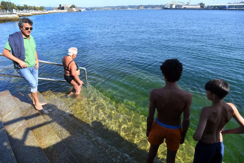 Bañistas veteranos de O Parrote desafían el veto