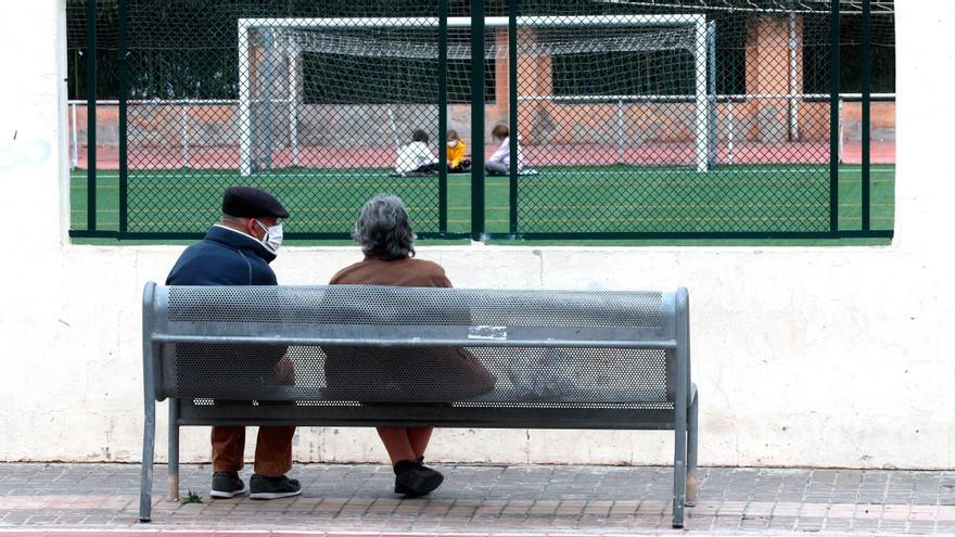 Dos personas mayores frente a una zona deportiva en Valencia.