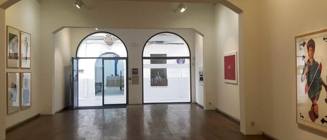 Vista de la galerÍa Xavier Fiol y la exposición de Sabire Susuz.