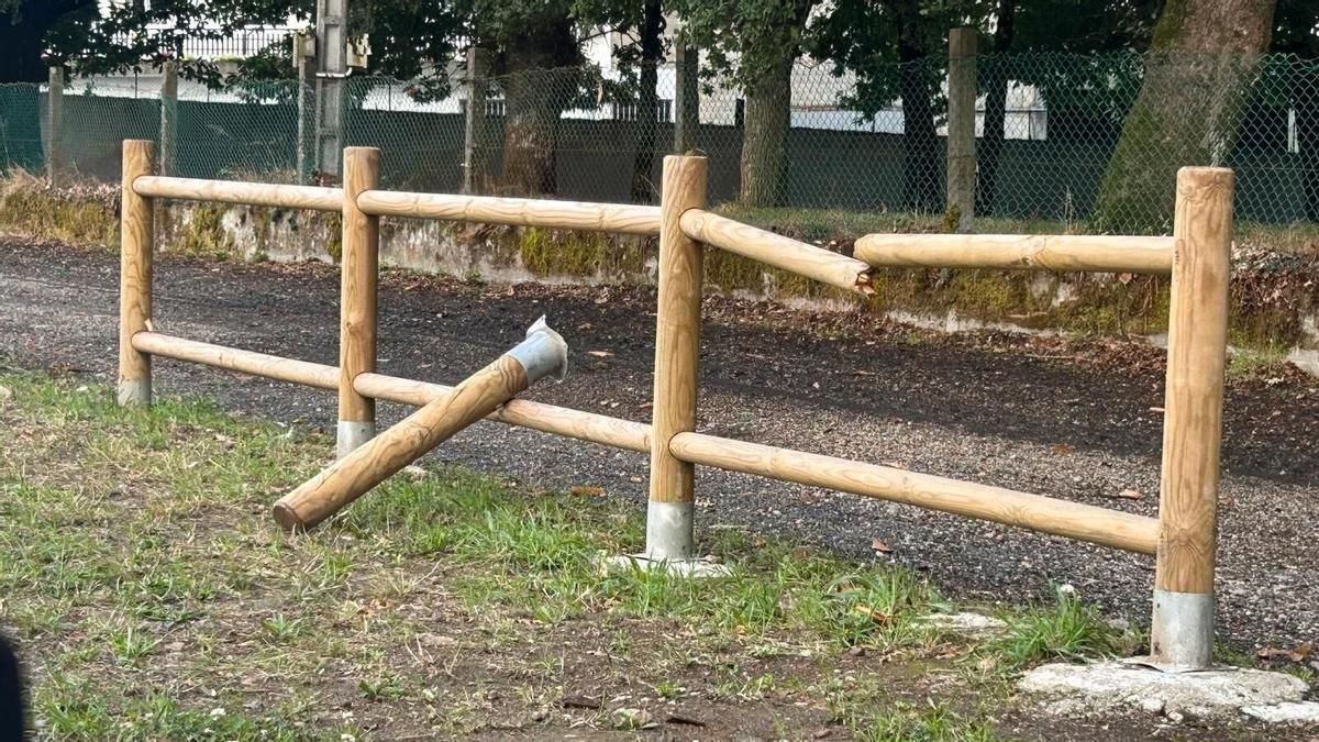 Algunos de los postes de madera del parque infantil, rotos