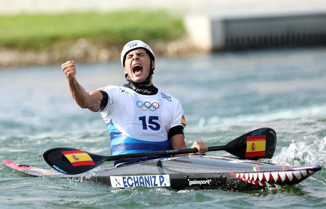 Pau Echaniz celebra su medalla en piragüismo en la final del slalom K-1 masculino en los Juegos Olímpicos París 2024