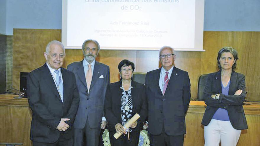 Desde la izq., Francisco Díaz-Fierros; Eduardo Pardo de Guevara, coordinador del CSIC en Galicia; Aida Fernández Ríos; el presidente de la RAGC, Miguel Ángel Ríos, y la directora del IIM, Carmen González.