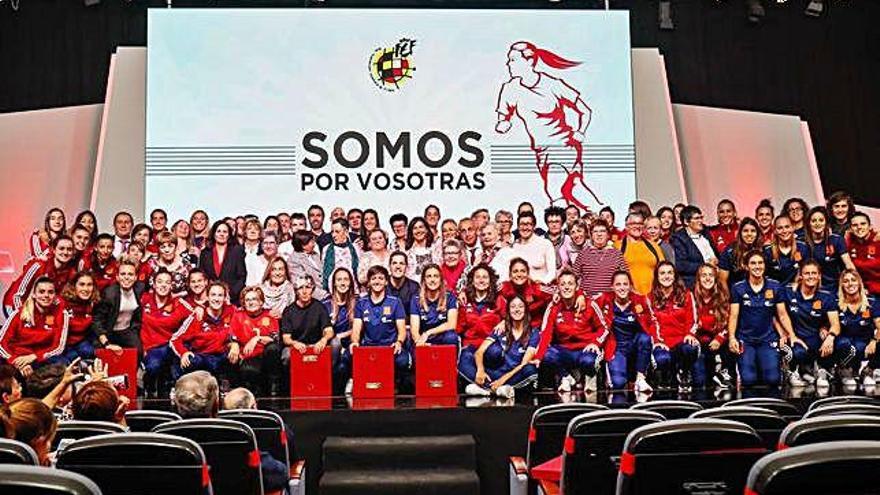 Imagen del homenaje realizado a las pioneras del fútbol femenino y jugadoras con más de 50 partidos.