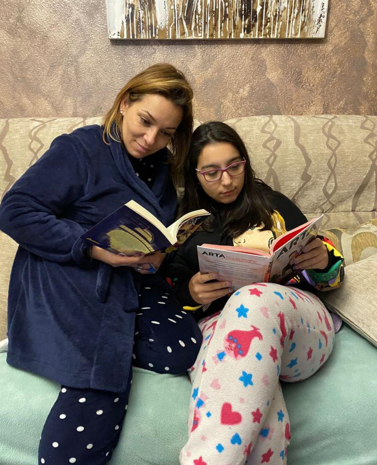 Débora Ríos y su hija Uxía, leyendo un libro. | // CEDIDA