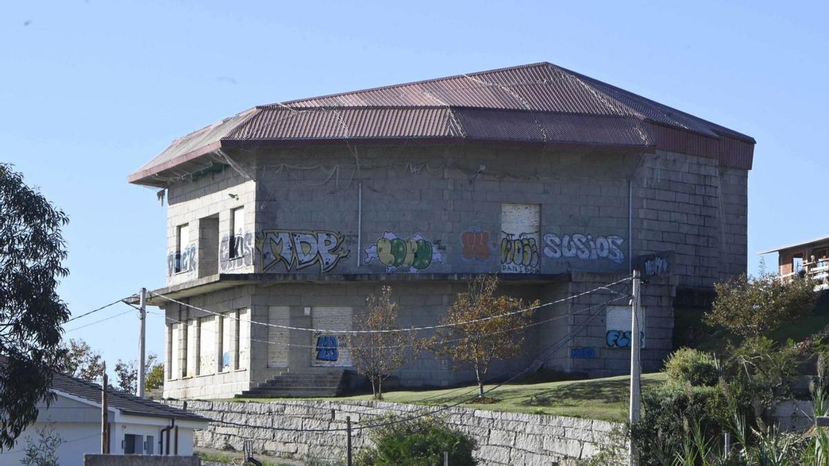 El inmueble de la comunidad de montes de Monteferro, a la espera del derribo parcial.