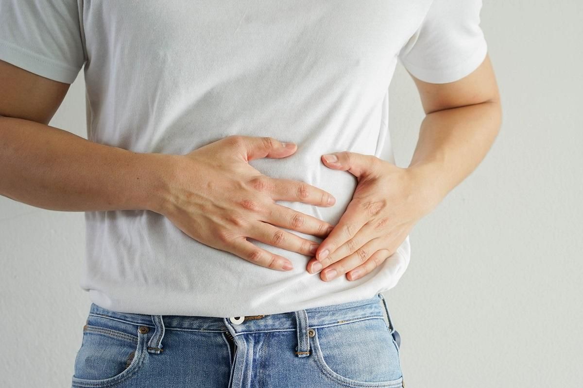 Uno de los síntomas son las molestias o el dolor en el lado izquierdo del abdomen.