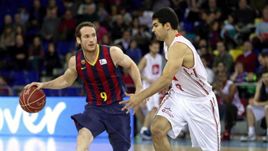 Huertas control el balón ante Levin Lisc.