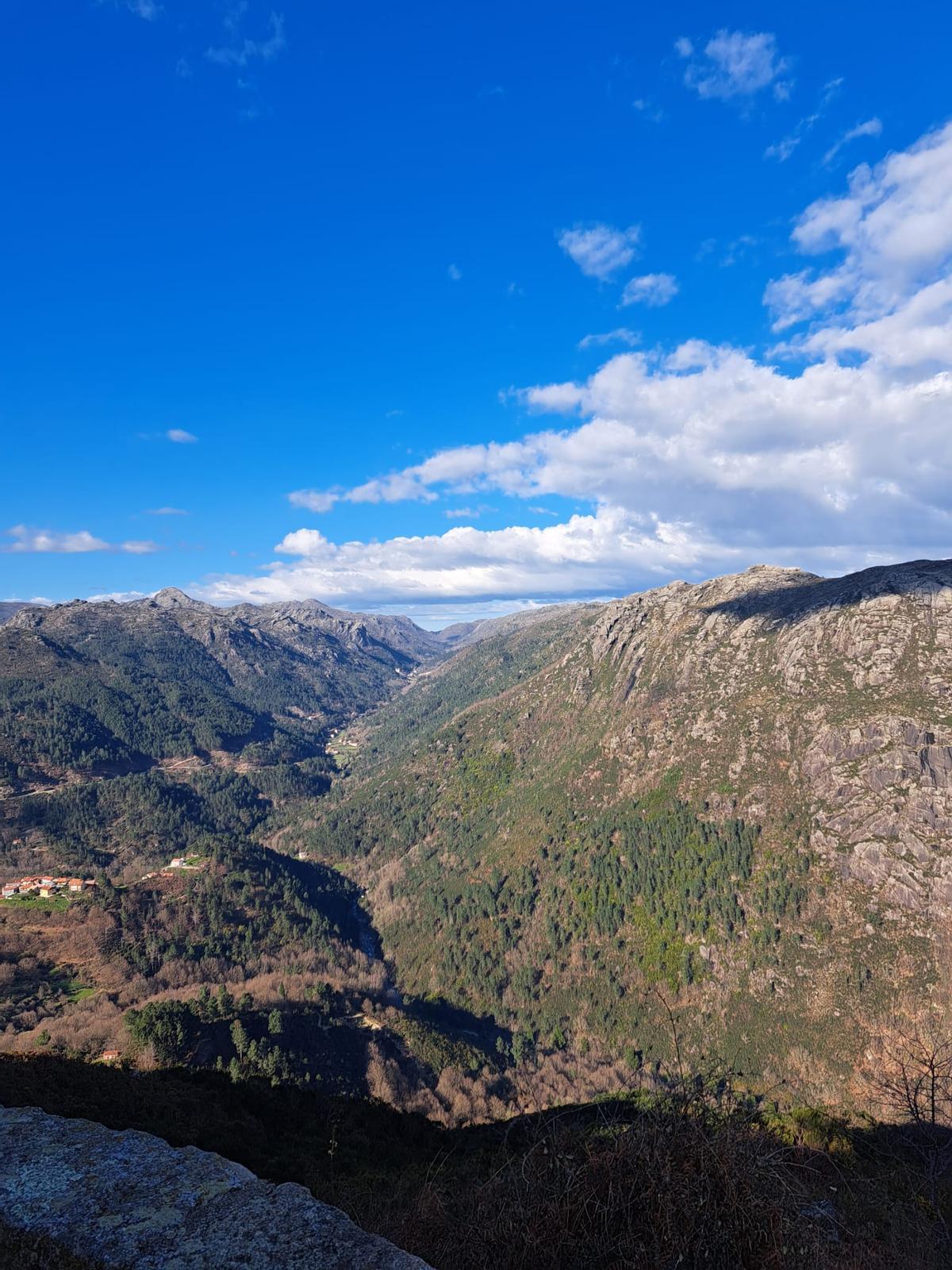 Vista desde el miradouro de Tibo con el Santuário de Nossa Senhora da Peneda al fondo.