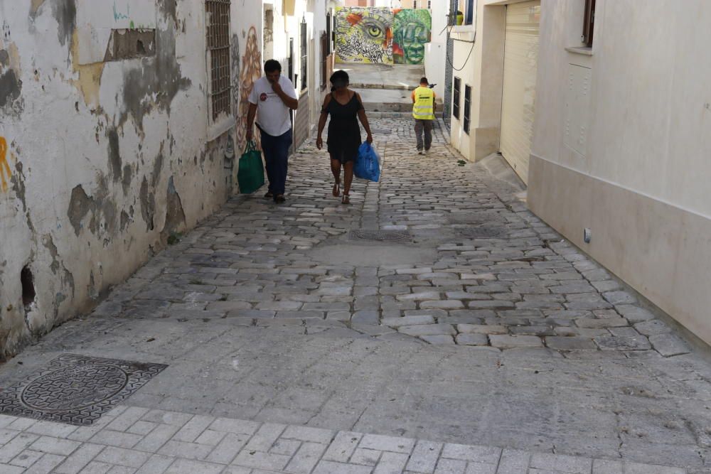 El empedrado de la calle Pinillos ha sido levantado esta semana.