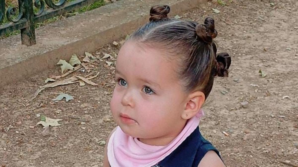 Chloe, con menos de tres años, jugando en un parque de Calatayud