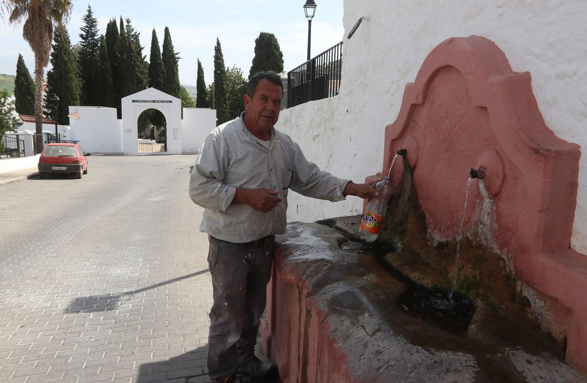 Fuente junto a la entrada al Cementerio de Casabermeja.