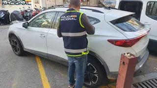 Un ladrón destroza con piedras una decena de coches para robar en Palma