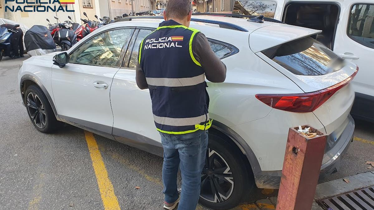 ROBOS COCHES MALLORCA | Un ladrón destroza con piedras una decena de ...
