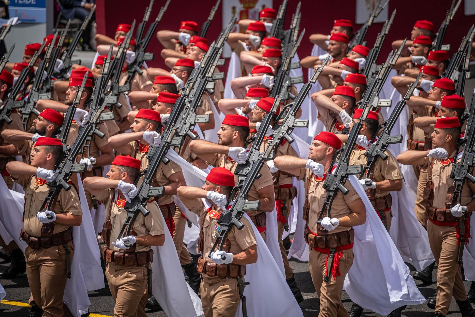 Las mejores imágenes del desfile militar de las Fuerzas Armadas en Tenerife con la presencia de Sus Majestades los Reyes